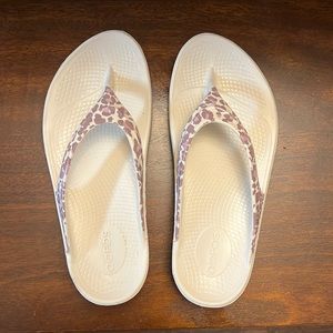 Lightly worn OOFOS womens recovery sandals size 8